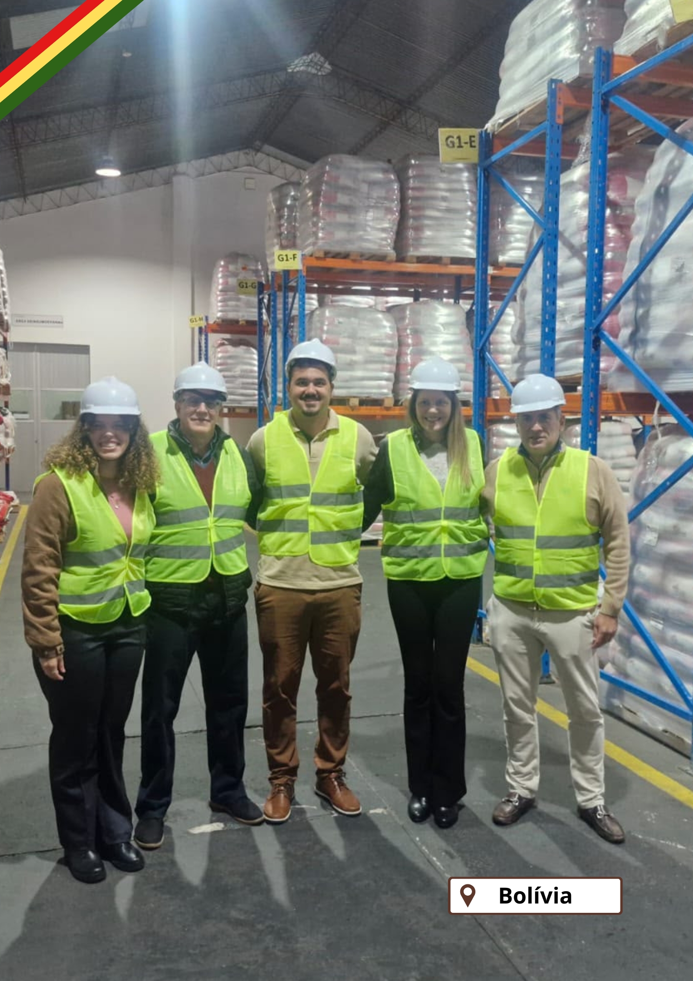 Equipe da Ubuntu com parceiros em visita técnica a armazém na Bolívia