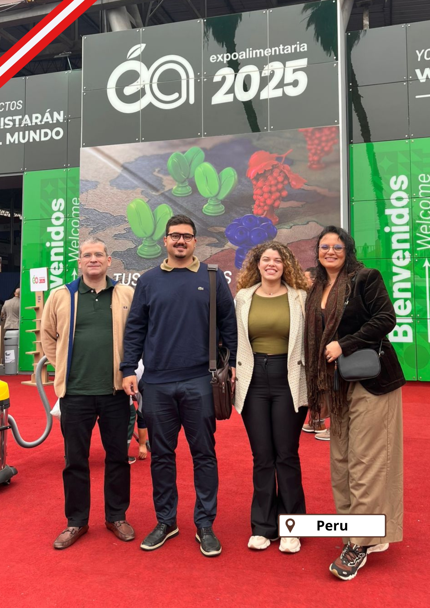 Equipe da Ubuntu na entrada da feira Expoalimentaria 2025, em Lima, Peru